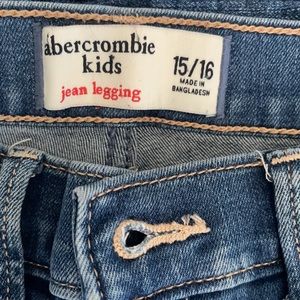 -perfect condition -Brand runs little small .